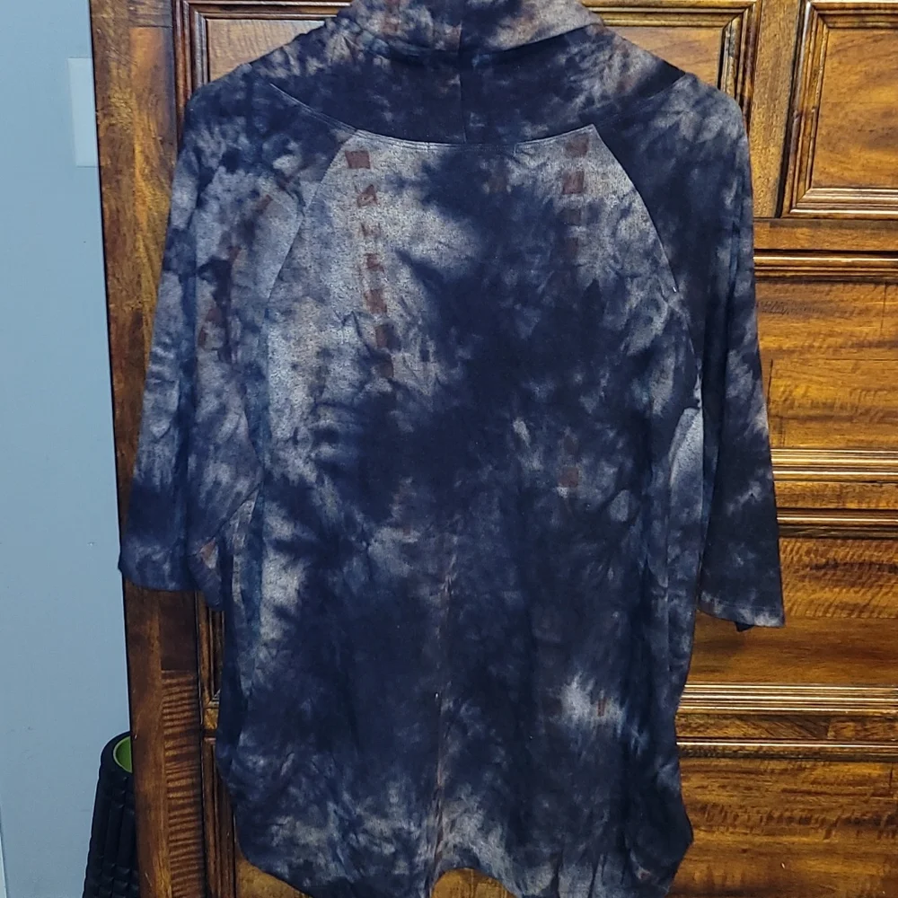🖤Coin 1804 Gorgeous soft women's tie dye 3/4 sleeve. Cowl neck SZ XLG!!!🖤